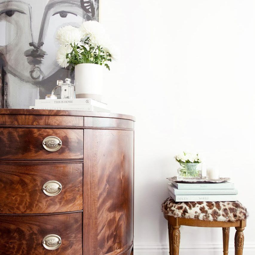 古董梳妆台和凳子。