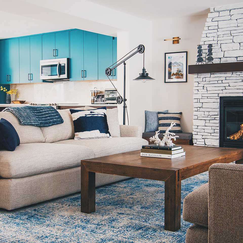 蓝色客厅地毯上的想法