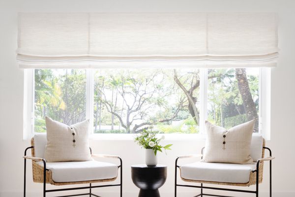 如何清洁窗户，带窗户的白色房间