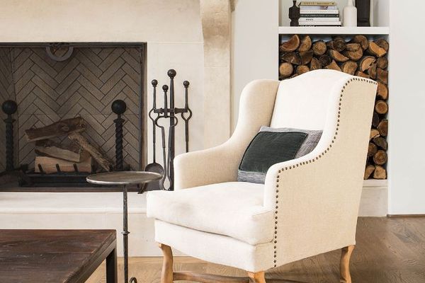 壁炉旁有一把扶手椅的客厅