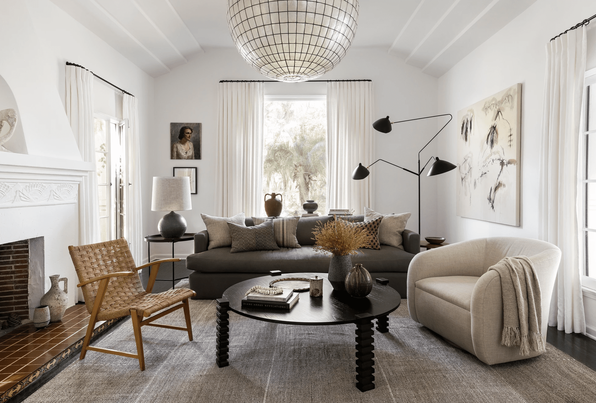 最好的客厅想法 - 白色起居室有黑暗的口音