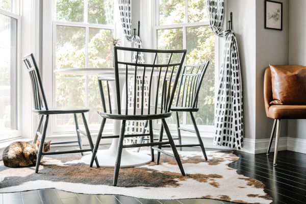 在厨房里坐的中间人用餐。