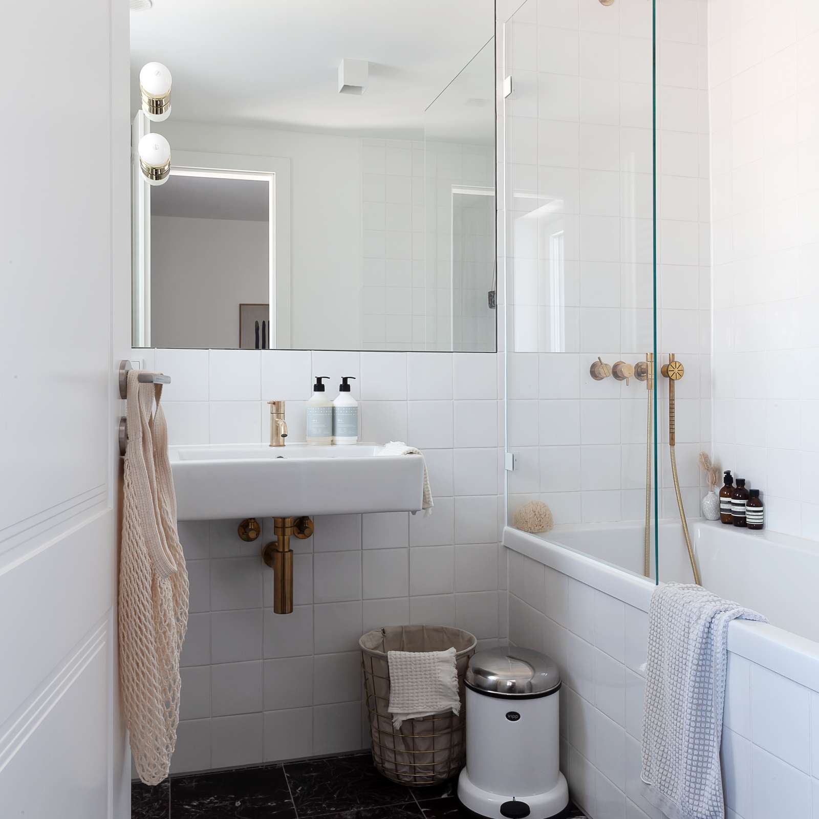 白色浴室，大理石地板