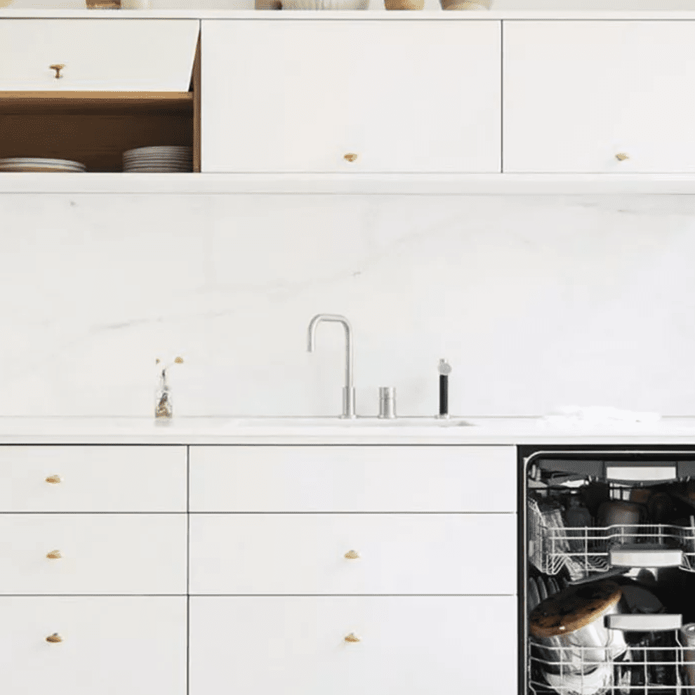 白色的现代厨房