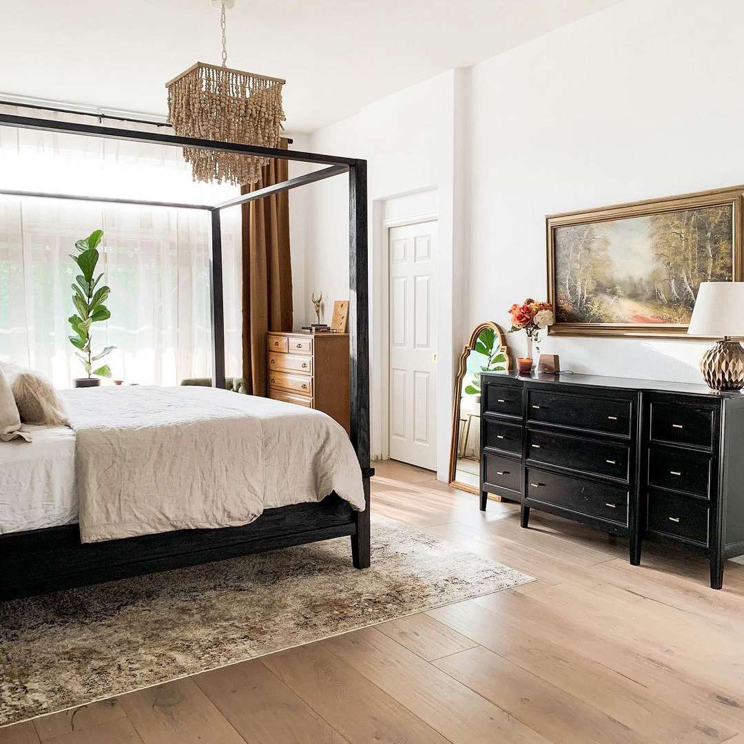 带黑色梳妆台的卧室