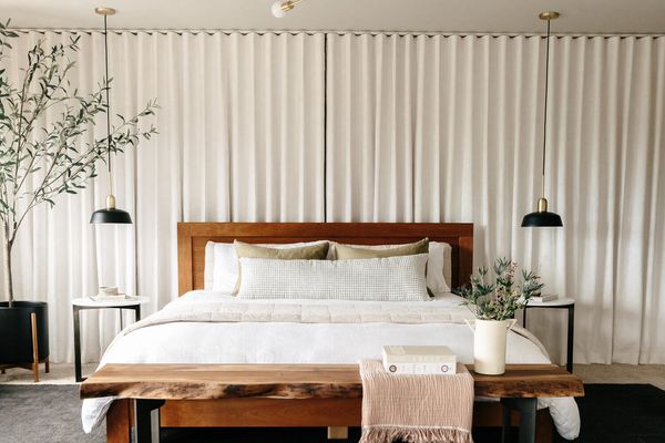 卧室配有现代灯具