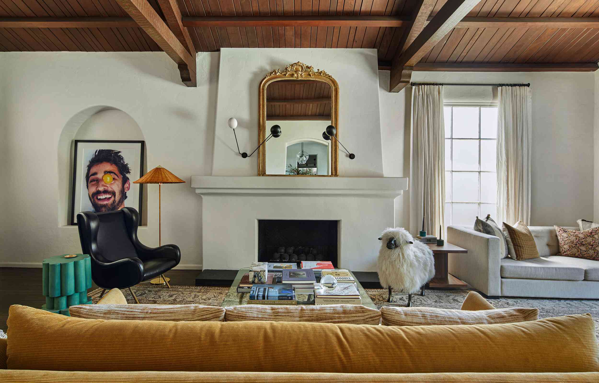 带白色壁炉的房间