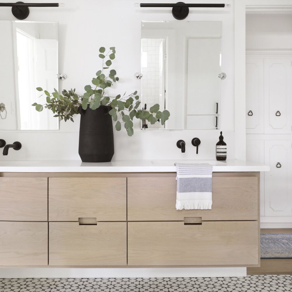 浴室配有黑色和白色瓷砖地板