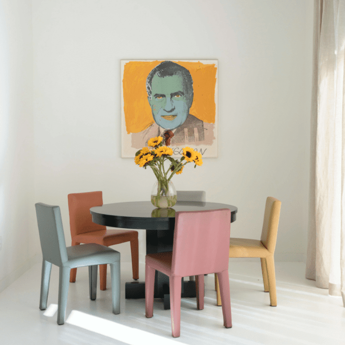 一张小餐厅桌子包围着五彩缤纷的椅子