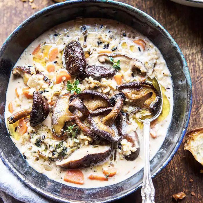 容易慢炖锅奶油野生米汤用黄油烤蘑菇