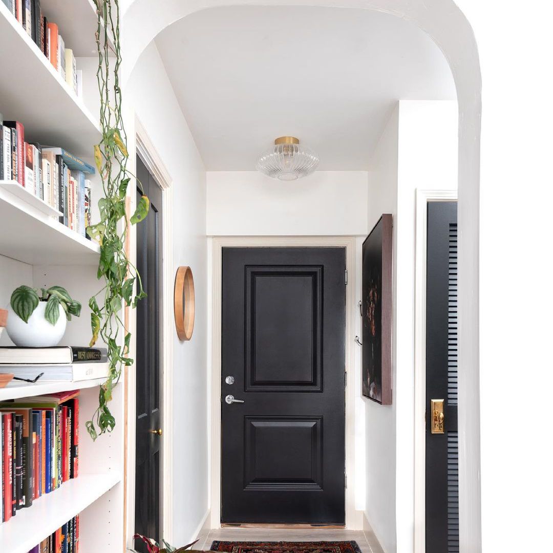 入口有一扇黑门