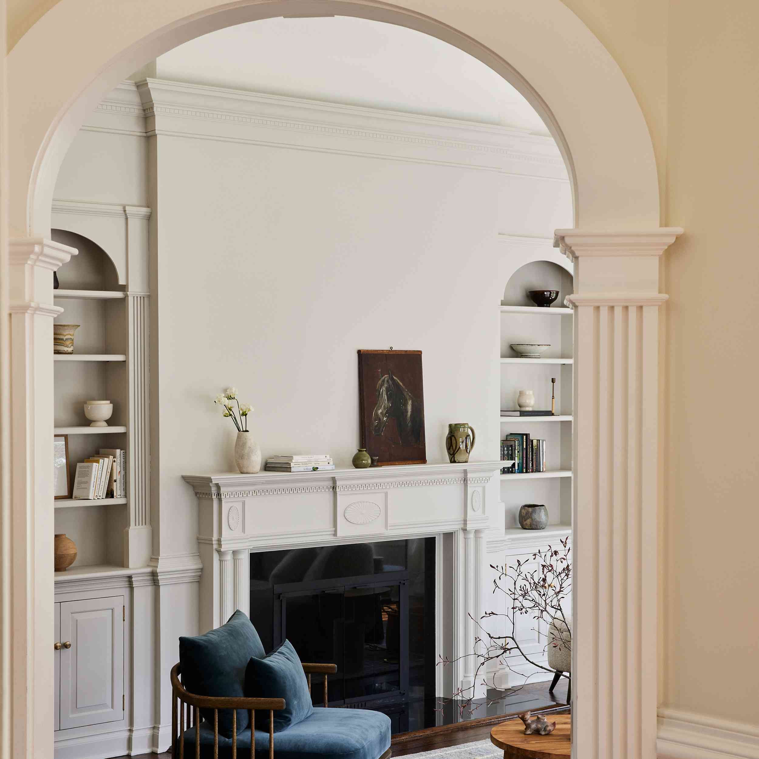 康涅狄格州农舍家庭游览 - 客厅入口，配有拱形门口