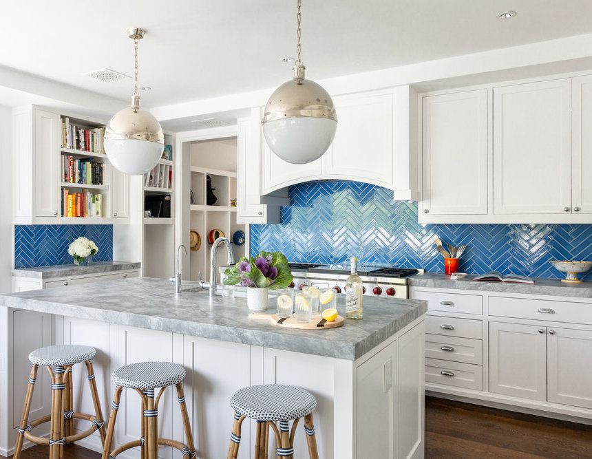 蓝色人字形瓷砖背板