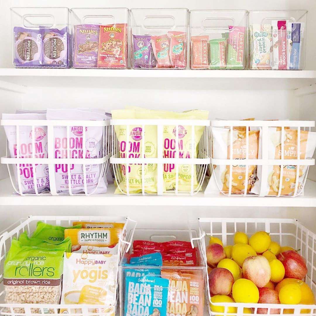 有白色篮子的餐具室