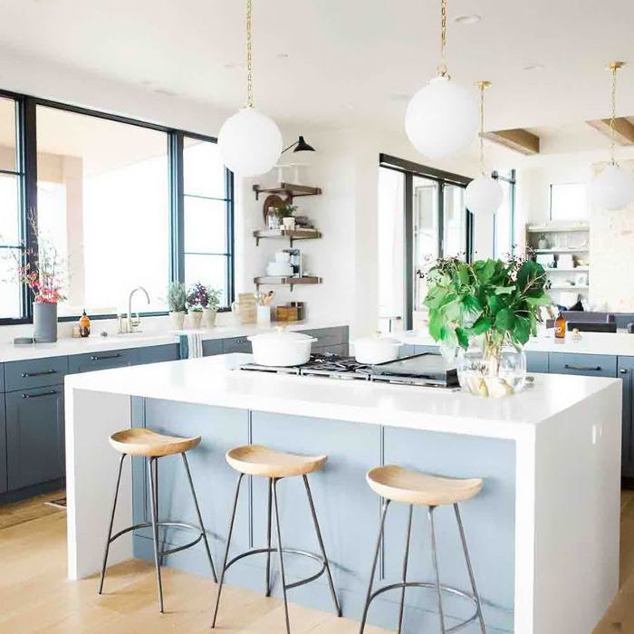 蓝厨柜与全球吊灯