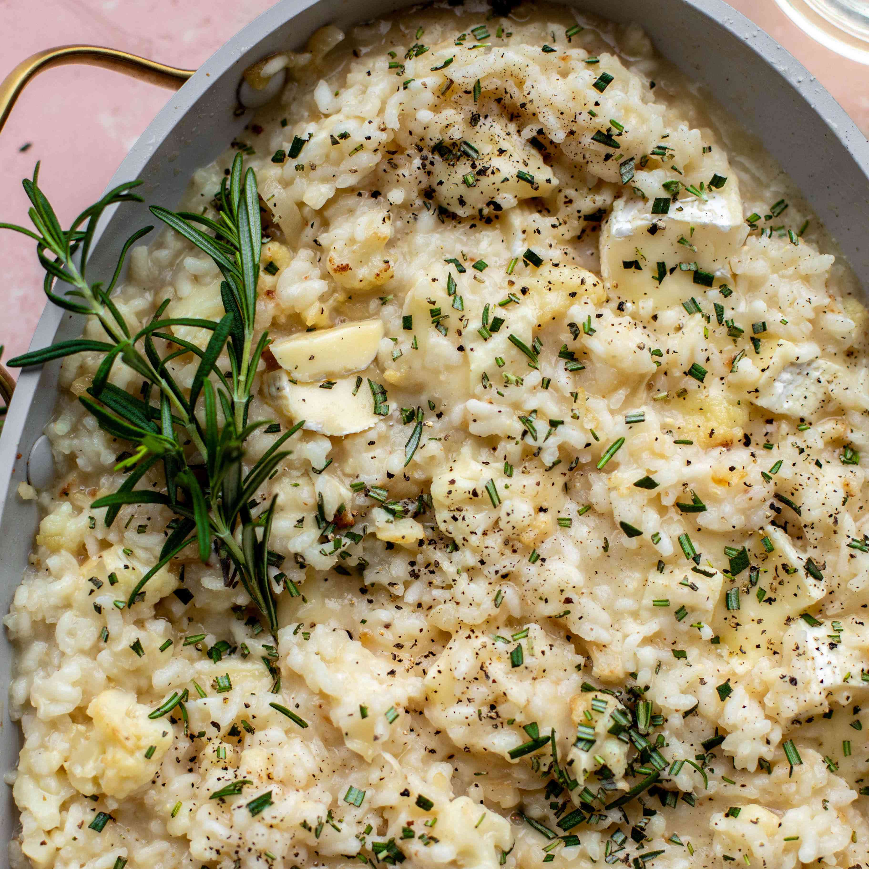 烤花椰菜和布里烤迷迭香饭