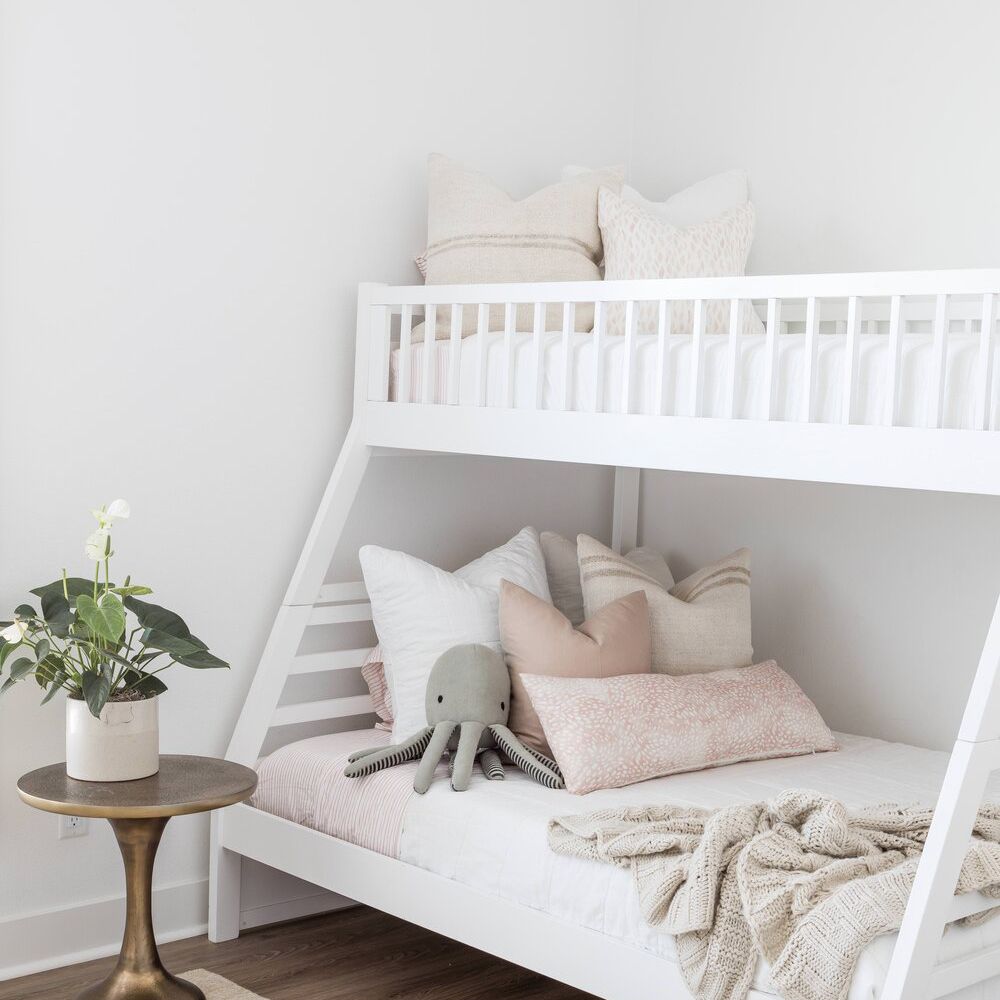 白人孩子的房间有双层床