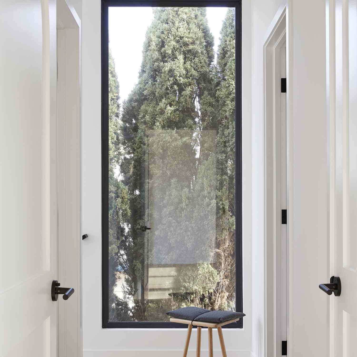 有一扇很高窗户的走廊