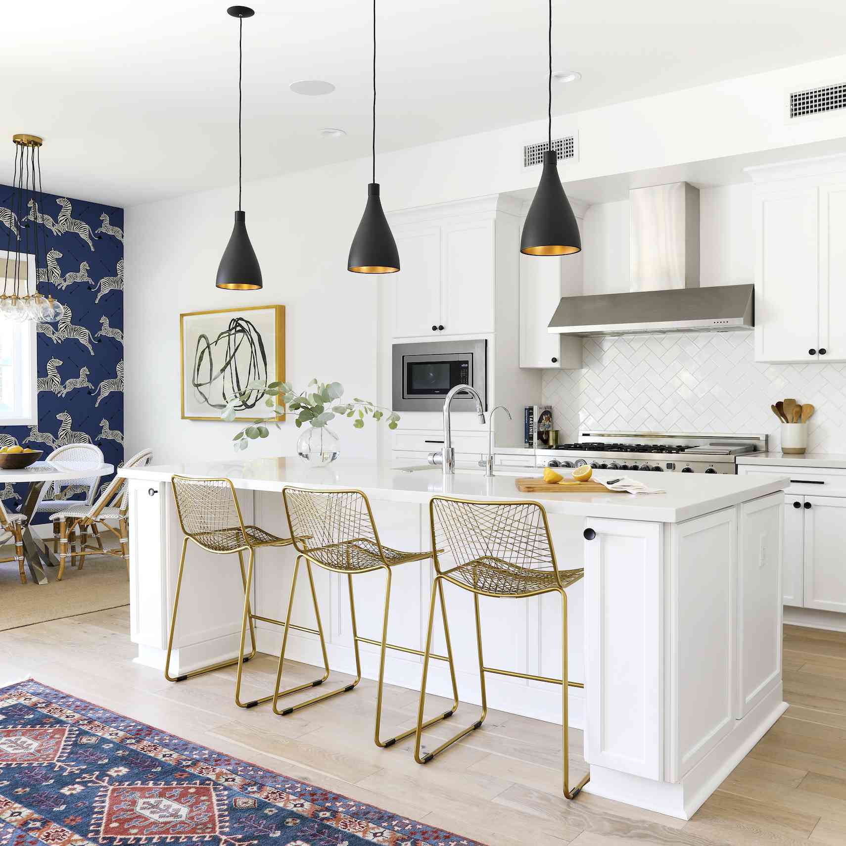 全白厨房，带岛式