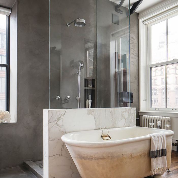 家具的公寓浴室