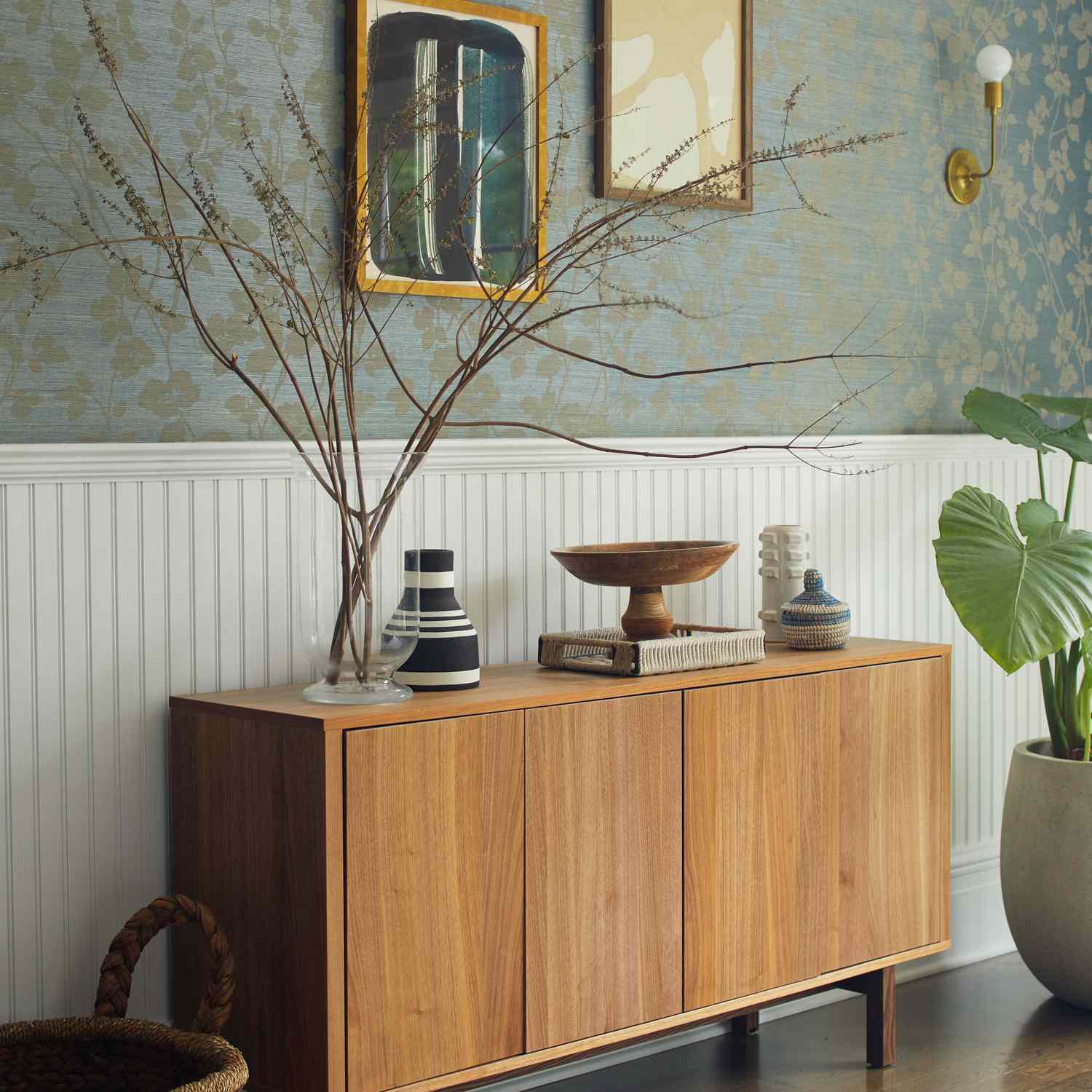 房间里有经典的印花墙纸、抽象艺术和现代的控制台桌子