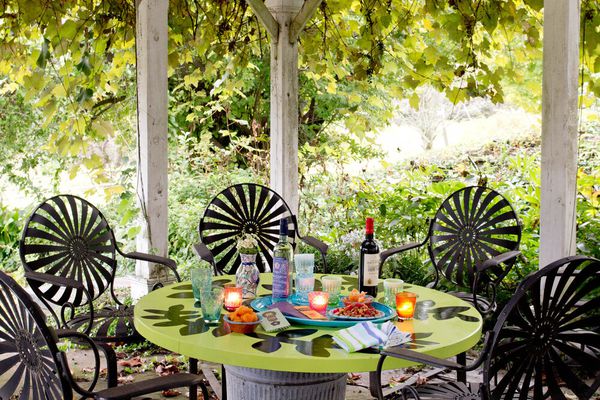 锻铁户外家具套装。