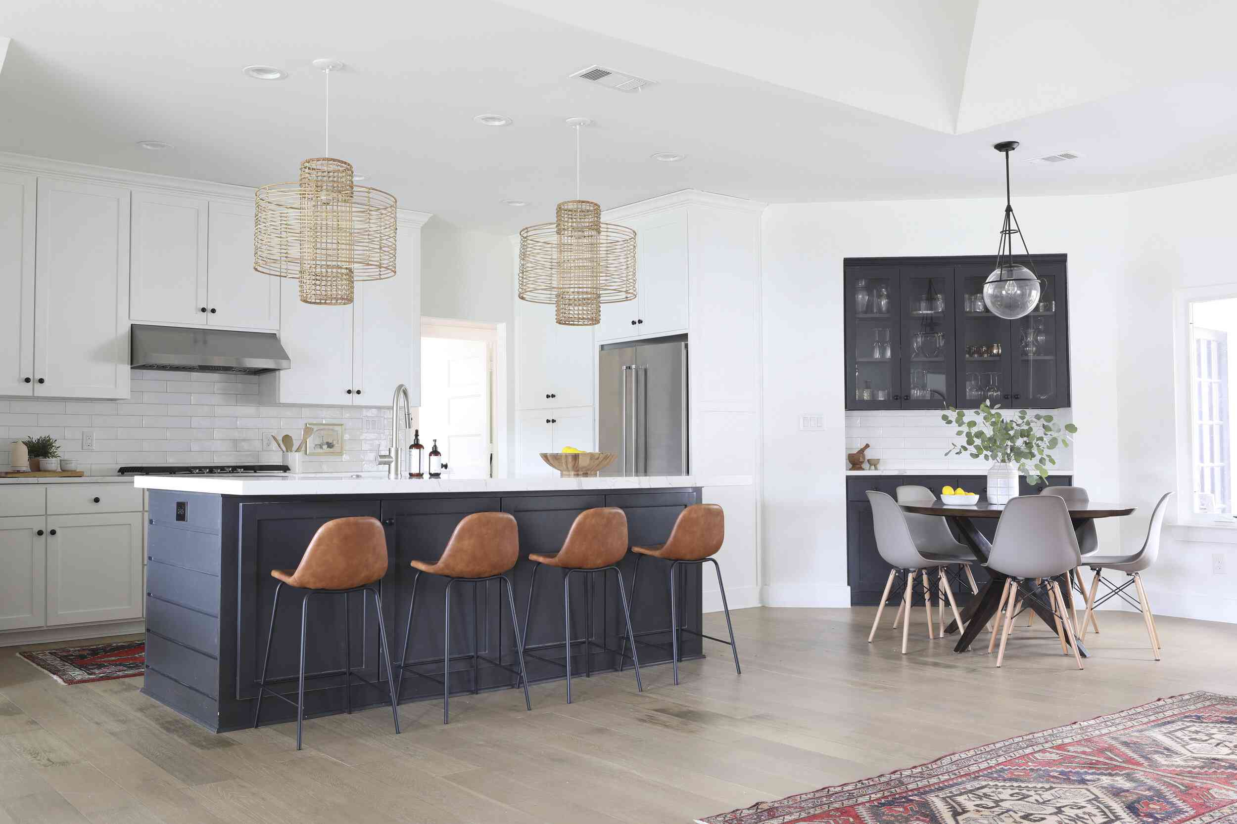 开放式厨房里有两块红色地毯