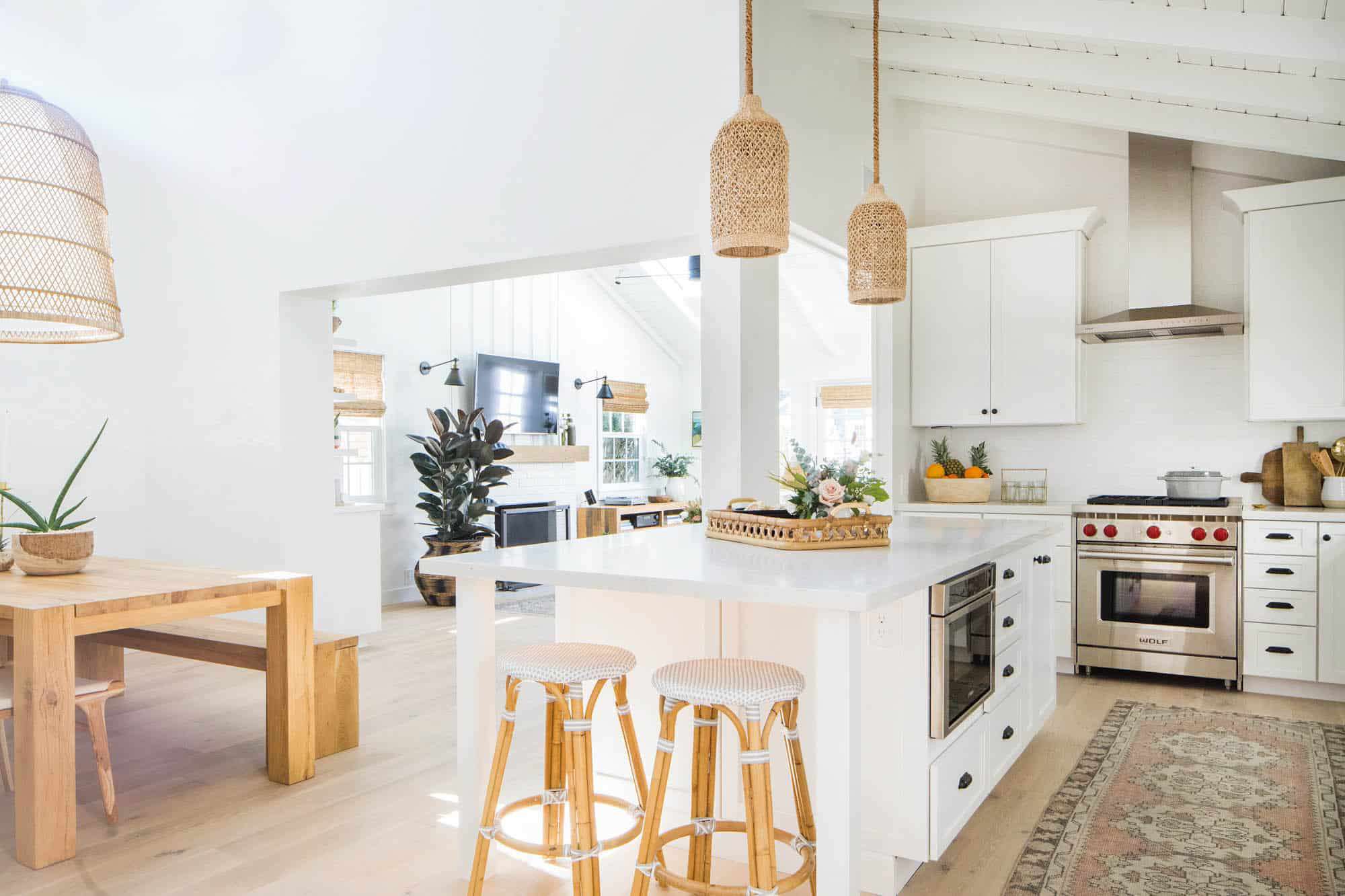 带有白色和粉色细节的开放式厨房