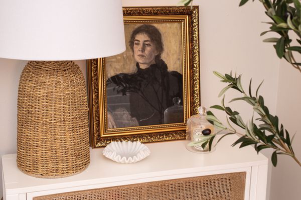 藤条灯和侧桌与葡萄酒艺术。