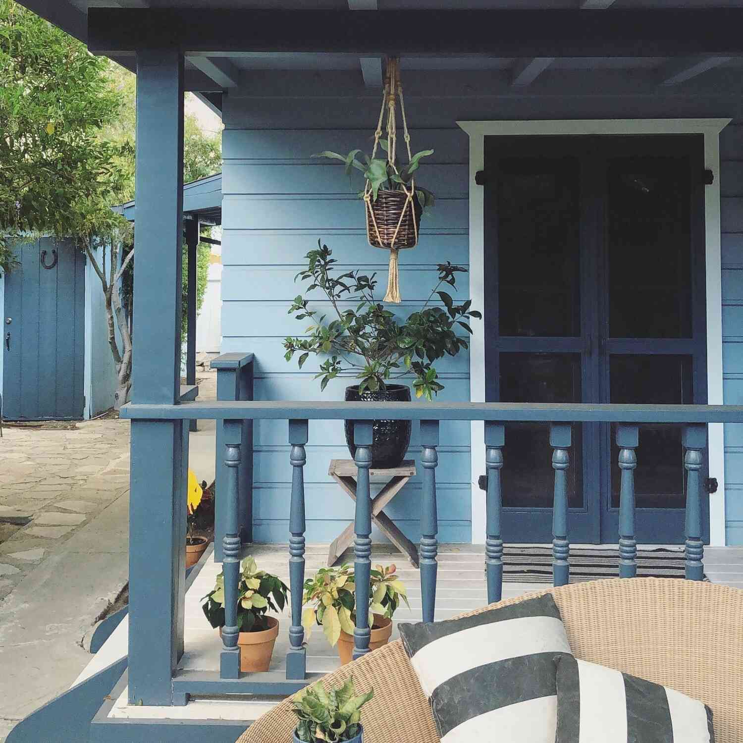 蓝色门廊栏杆风格