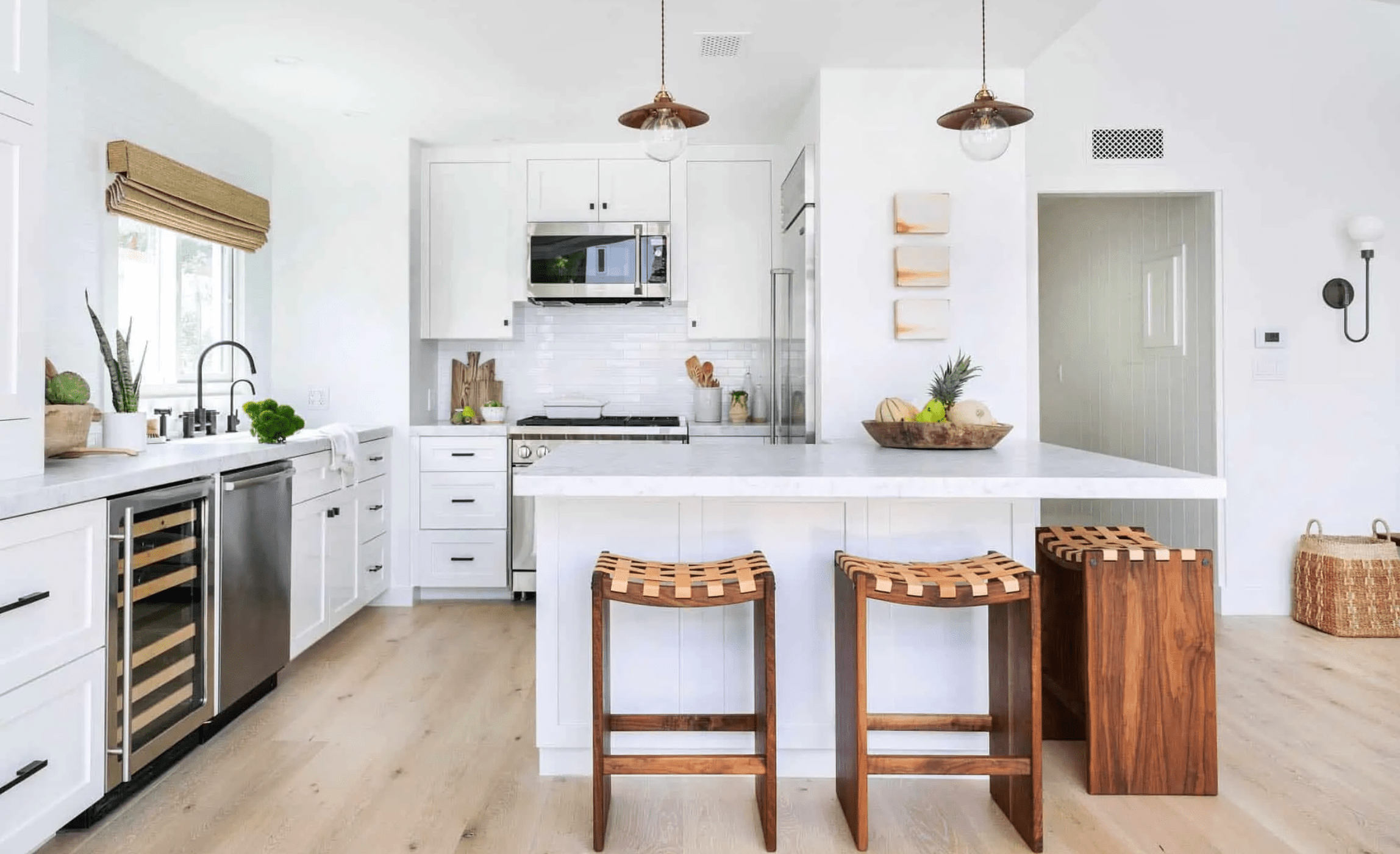 一个开放式厨房，带拐角栏