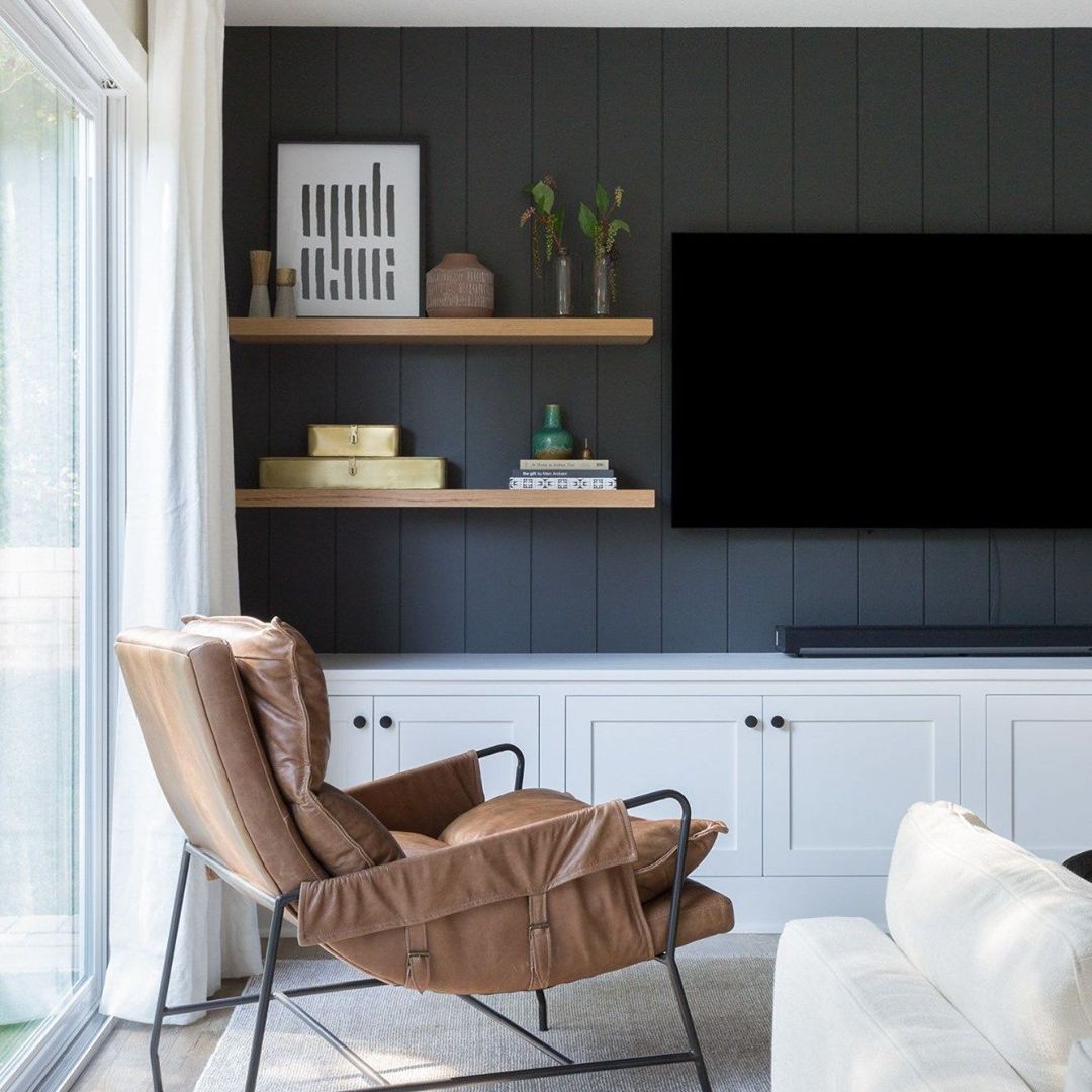 灰色木镶板在书房