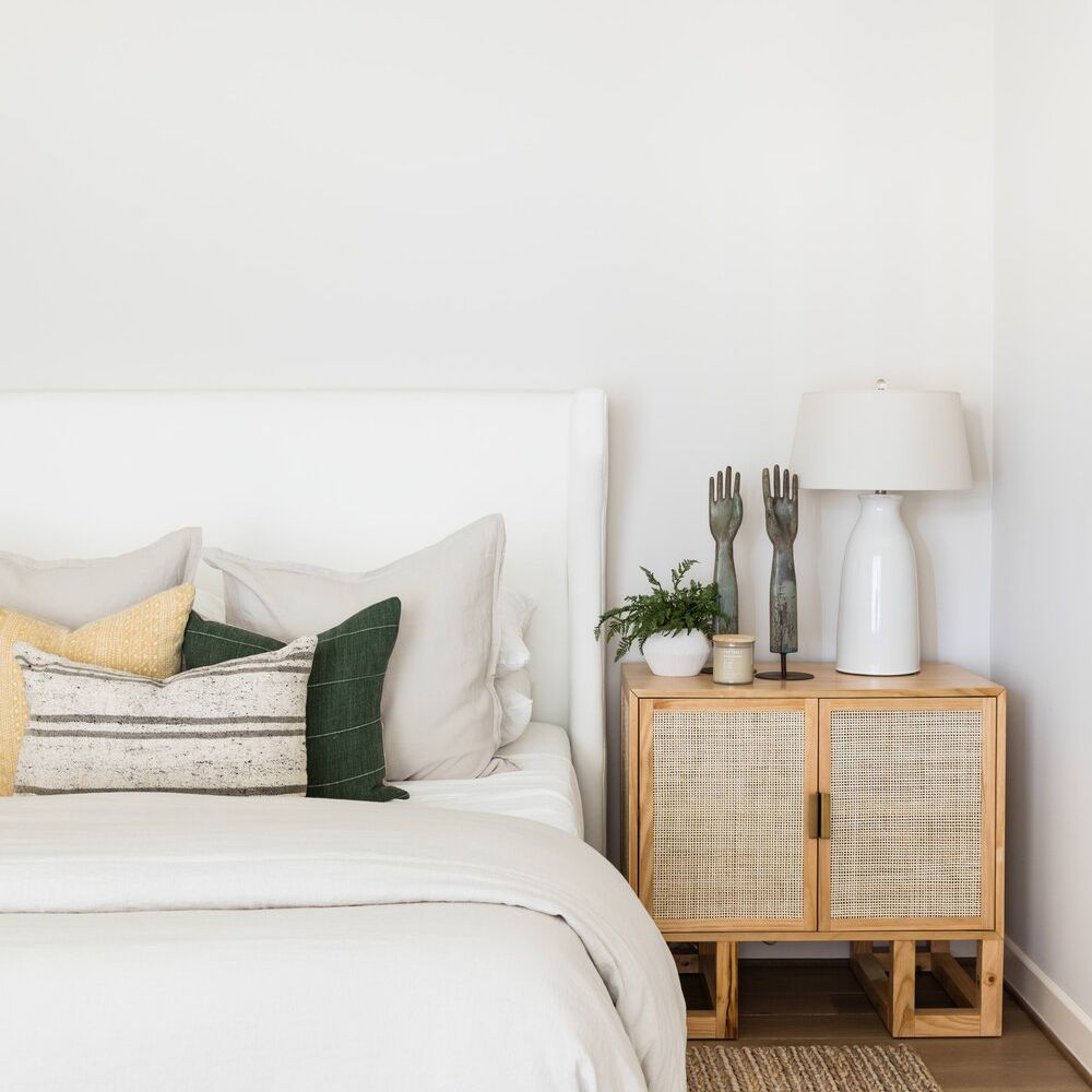 有陶瓷白色台灯的一个时尚的极简卧室