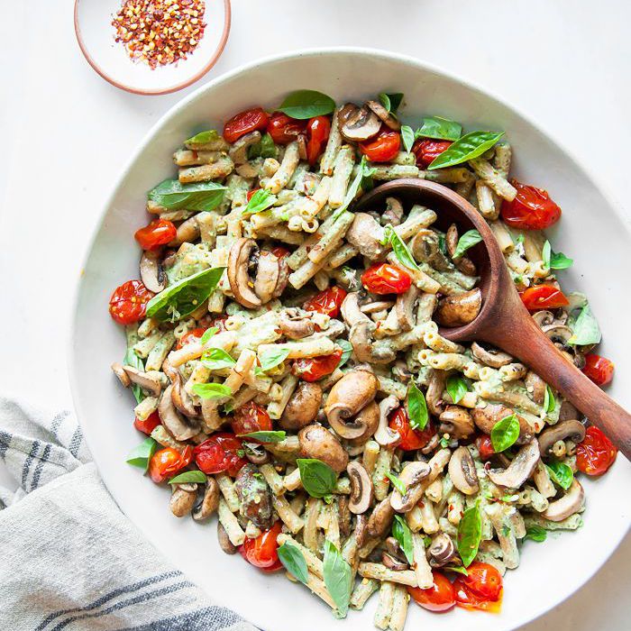 秋天的素食食谱-纯素罗勒芝麻酱意大利面