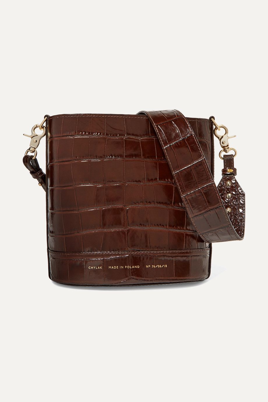 一个oxblood鳄鱼压纹斜挎包。