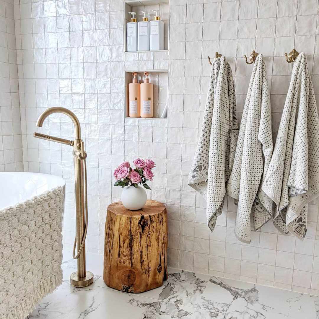 带毛巾的白色浴室