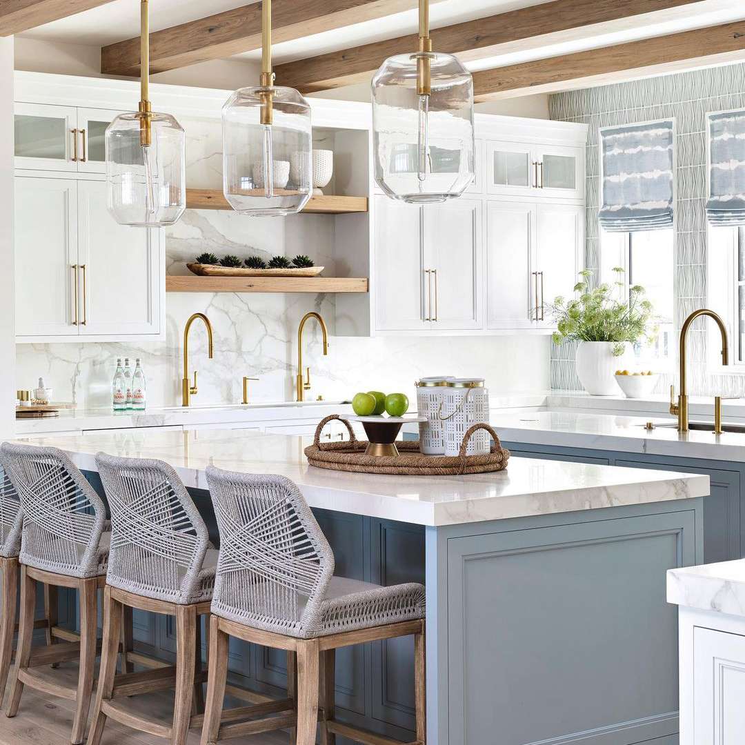 别致的海滨厨房，灰蒙蒙的蓝色岛屿和大理石台面。