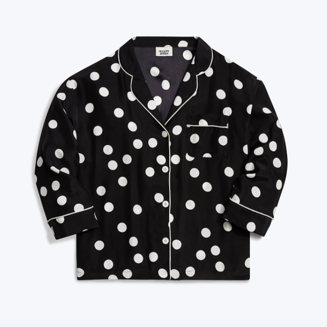 昏昏欲睡的琼斯圆点丝袜睡衣