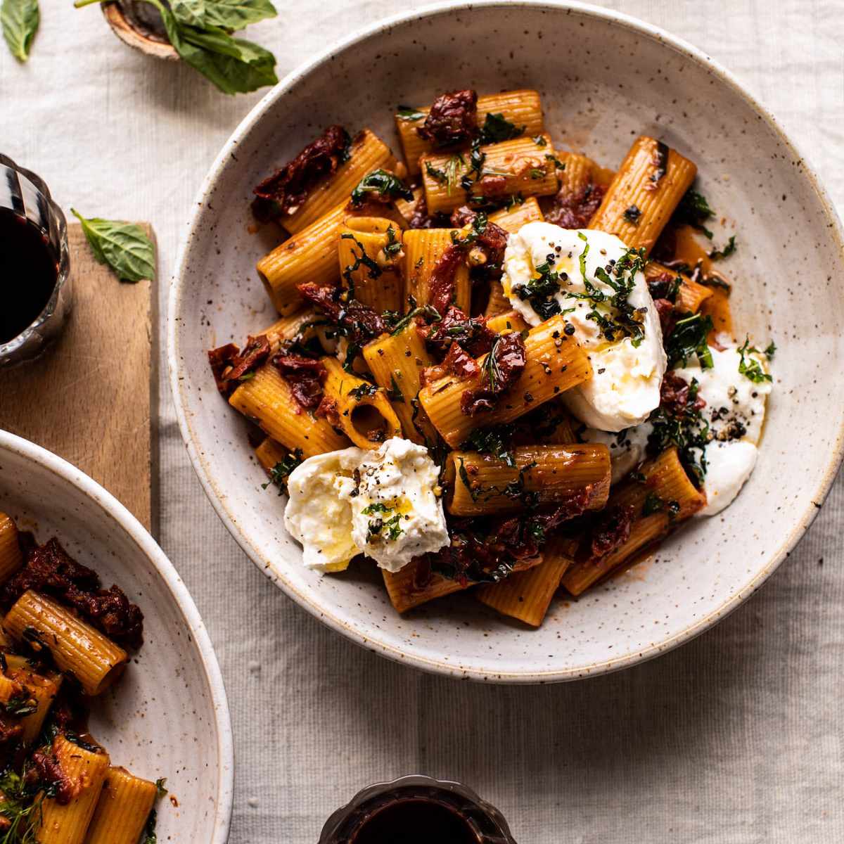 面食与晒干的番茄和Burrata