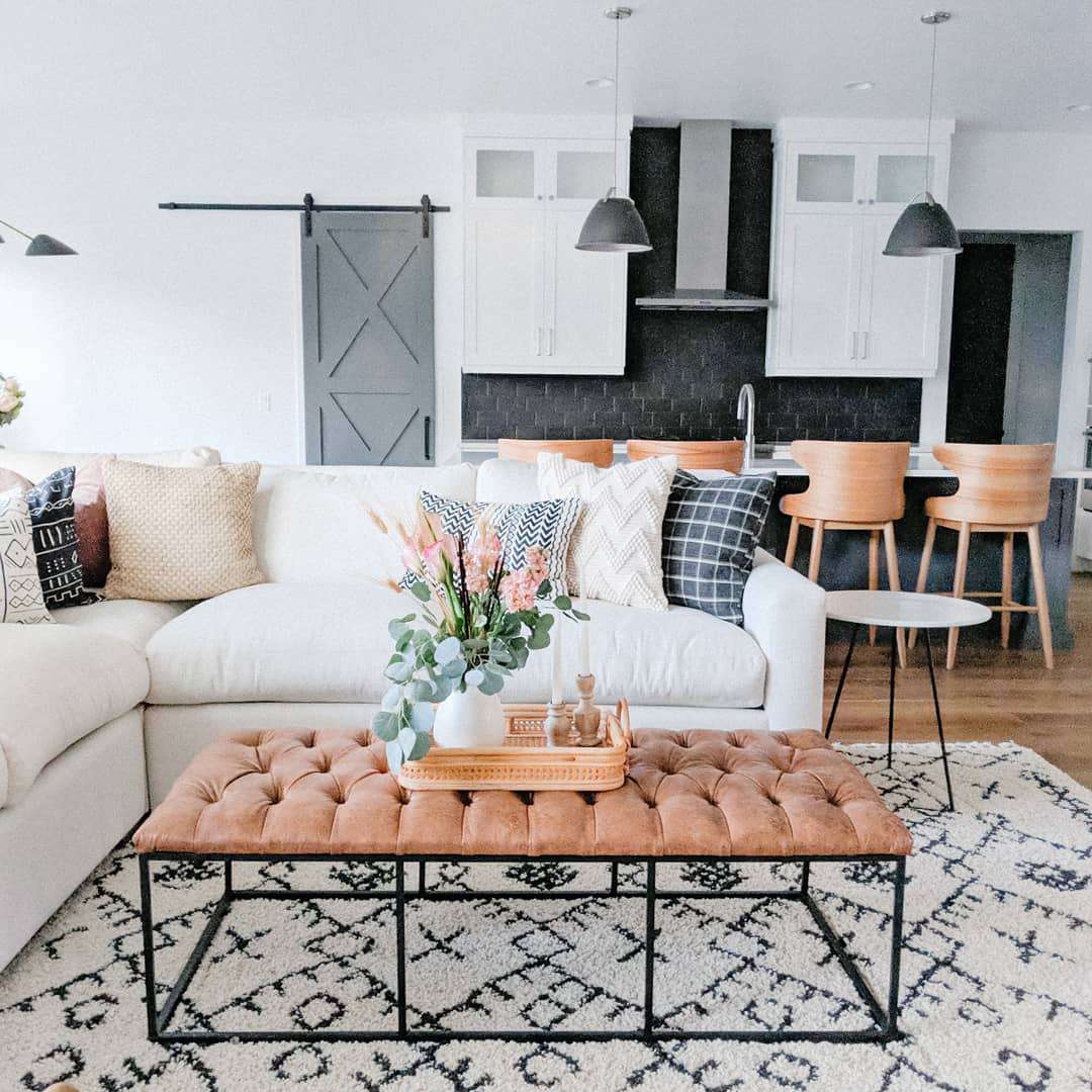 厨房里铺着黑色地铁瓷砖