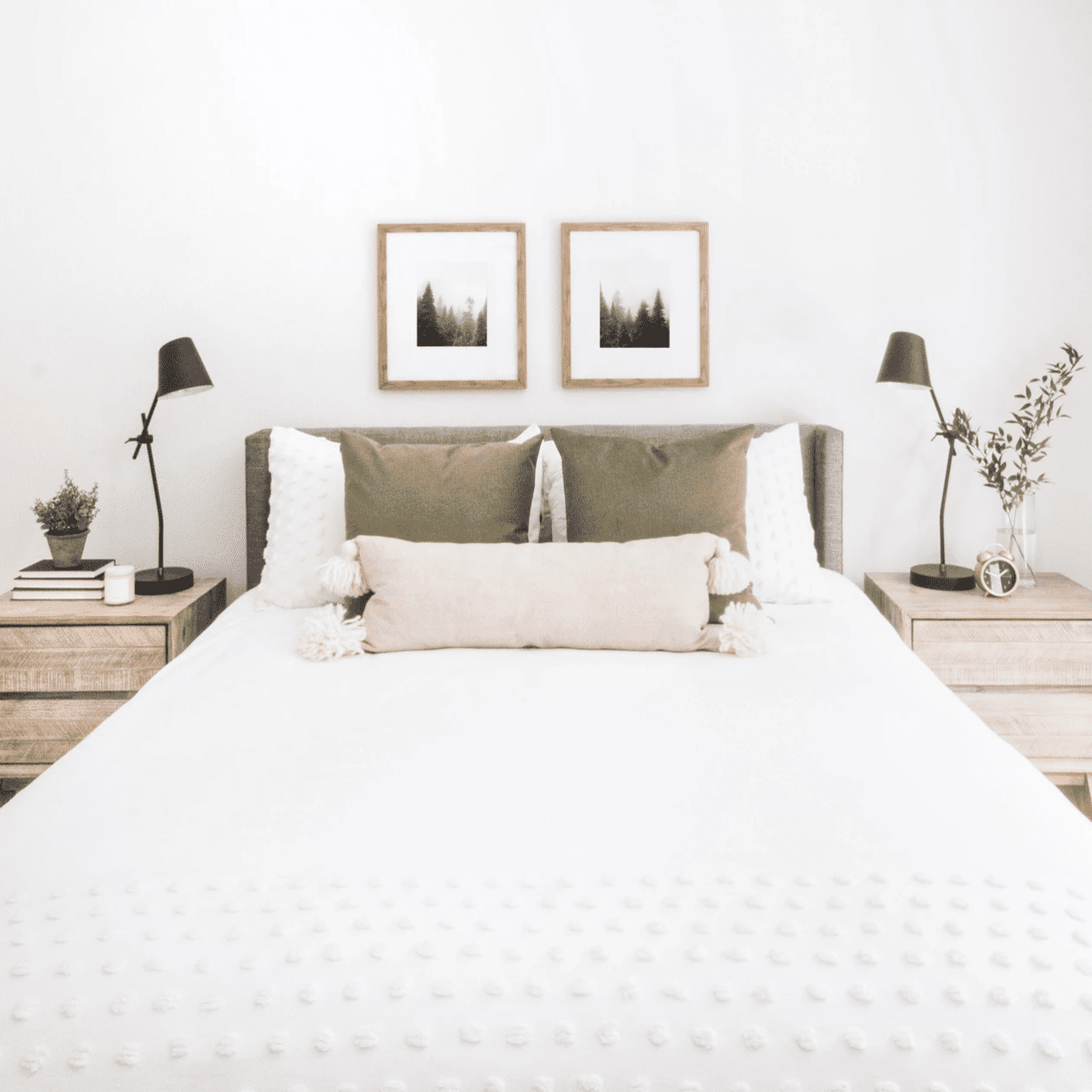 一间极简主义风格的卧室，配有时髦的现代台灯