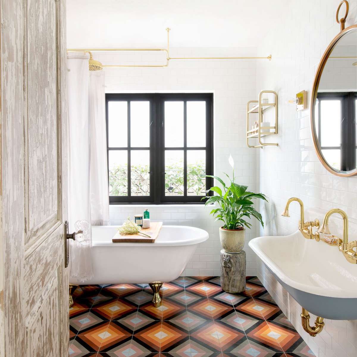 一个带大胆瓷砖地板和双水槽的最大型浴室