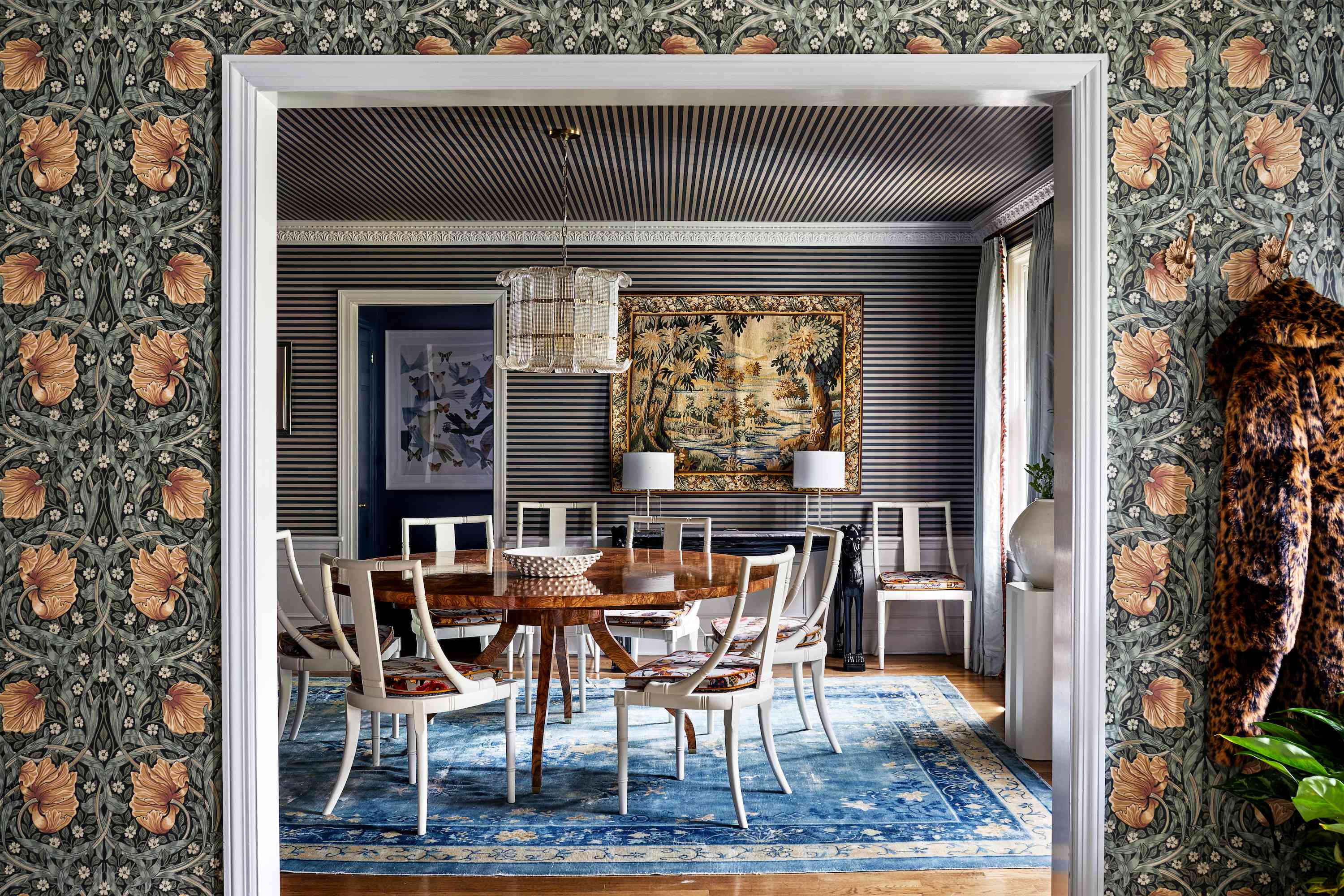 豪华墙纸和传统餐桌的餐厅。
