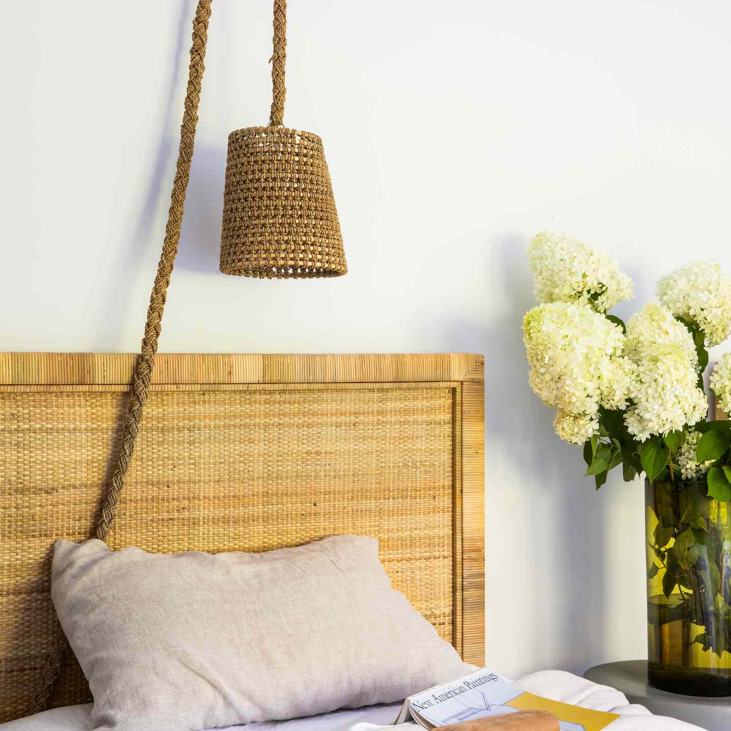 床与船舶绳子灯和与花的侧桌。