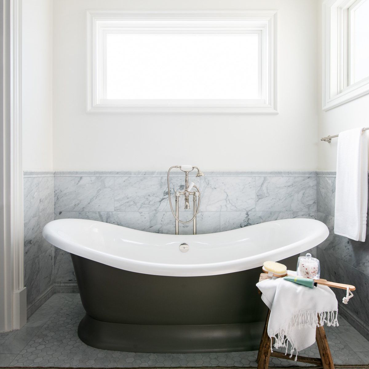 浴室内衬灰色大理石和浅棕色印花地毯