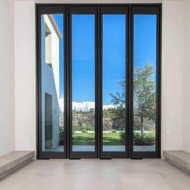 Kim Kardashian和Kanye West's Bel Air Estate的窗户