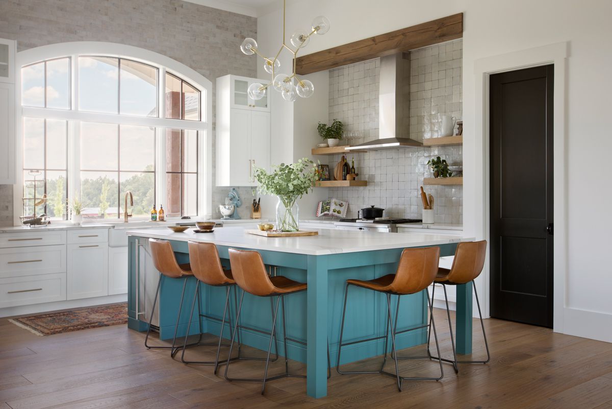 蓝绿色的岛屿和灰色的后溅