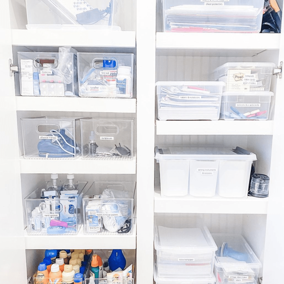 带有透明储物柜的大厅壁橱