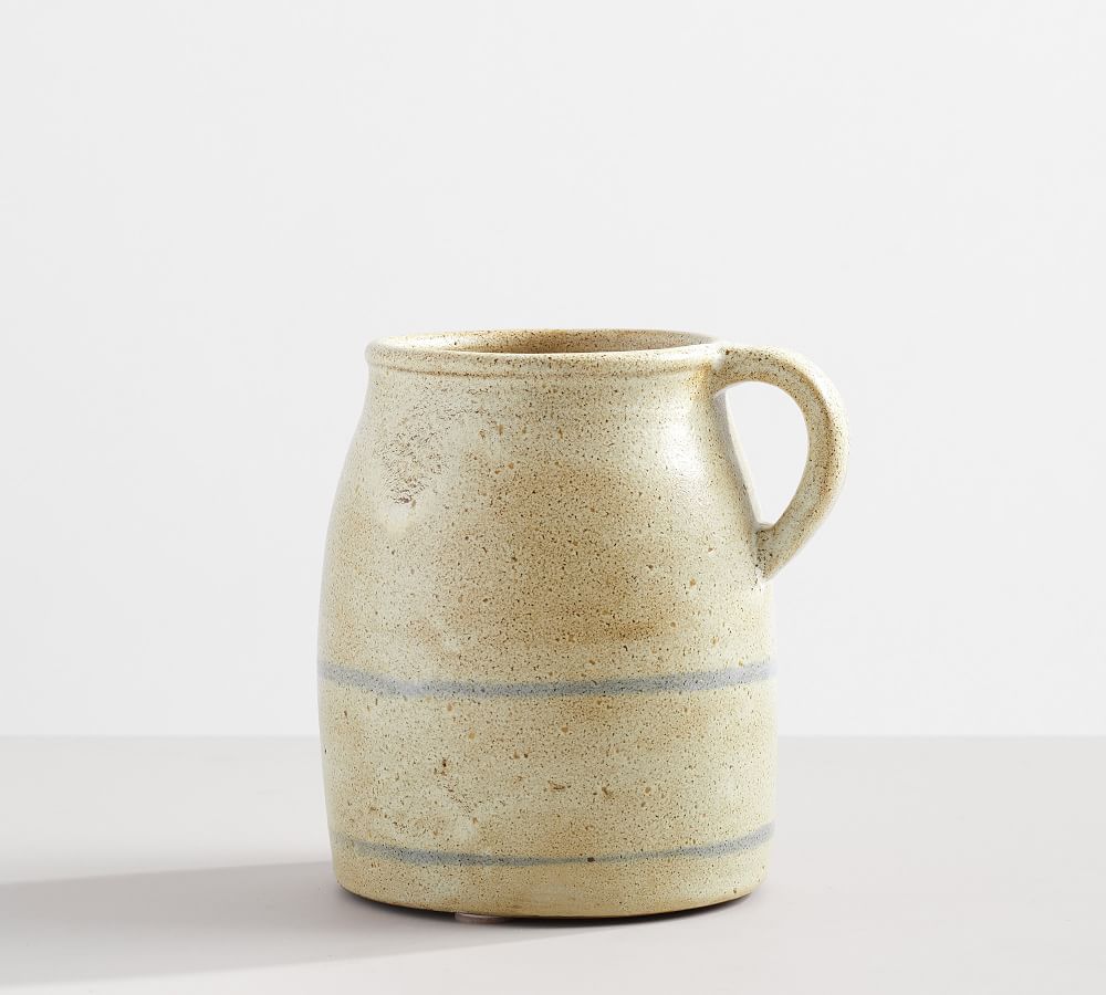 目前在陶器谷仓出售的乡村陶瓷花瓶