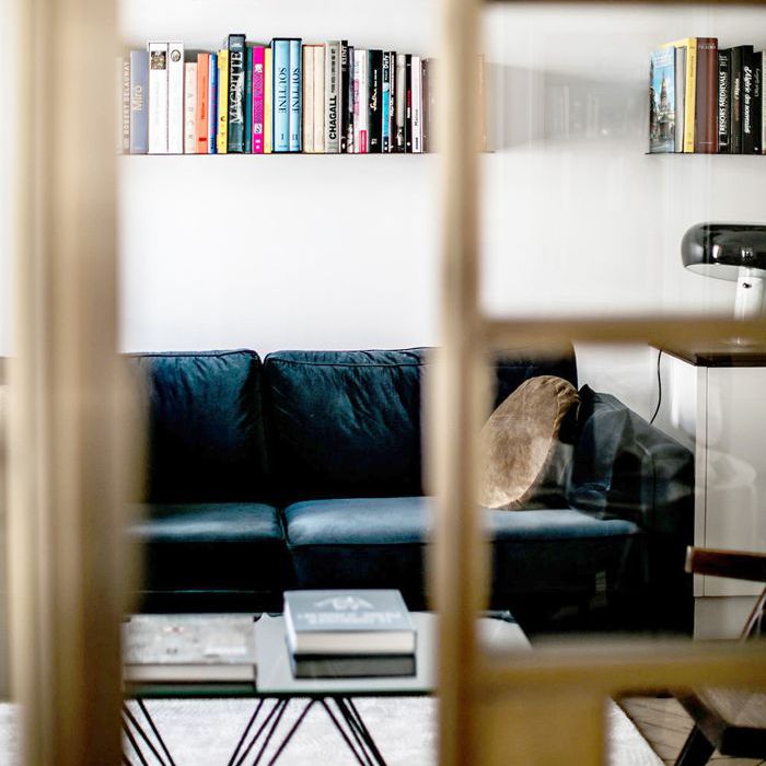 客厅里漂浮的架子。